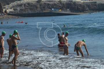 Cristo Cárdenes e Iria Otero, vencedores de la XVI Travesía a Nado de Salinetas (Foto TA)